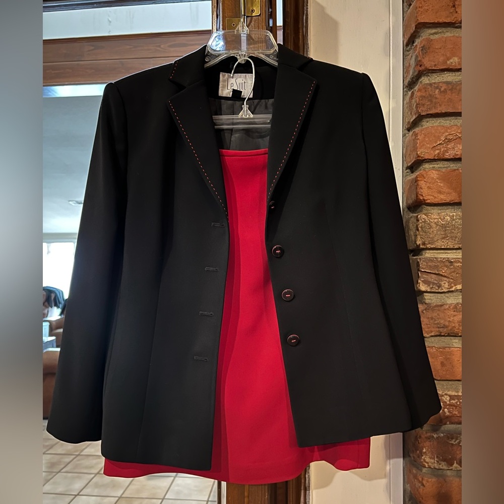 Women’s Le Suit Petite 2 piece suit. Size 6